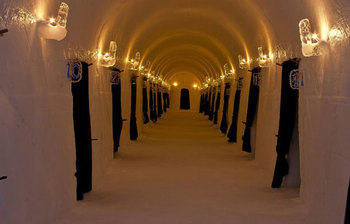 শীতের সময় বরফের হোটেল