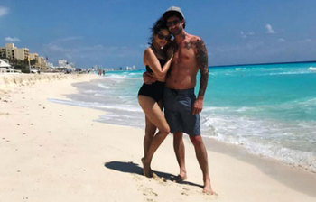 মেক্সিকোতে স্বামীর সঙ্গে সানি