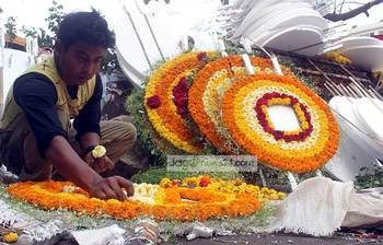 ভাষা শহীদদের স্মরণে ফুলেল আয়োজন