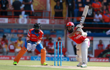 আইপিএলে কার্তিকের ১০০ উইকেট শিকার