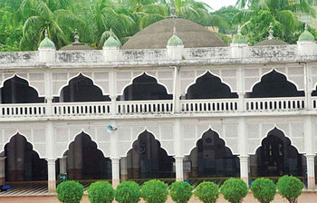 দৃষ্টিনন্দন আন্দরকিল্লা শাহী জামে মসজিদ