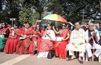 ৫ দফা দাবিতে শহীদ মিনারে নির্মাতা-কলাকুশলীরা