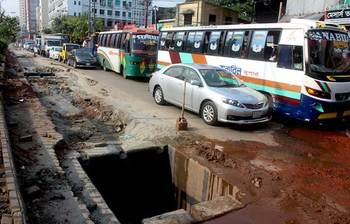 ড্রেনেজ ব্যবস্থার উন্নয়নে বাড্ডায় তীব্র যানজট