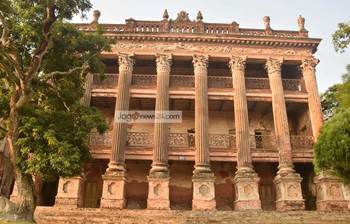 ঐতিহাসিক বালিয়াটি প্রাসাদ