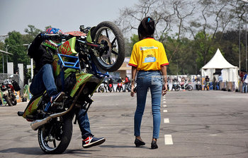 বিস্ময়কর বাইক স্টান্ট খেলা