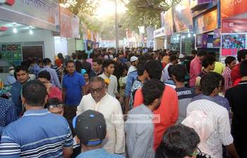 জমে উঠছে বইমেলা