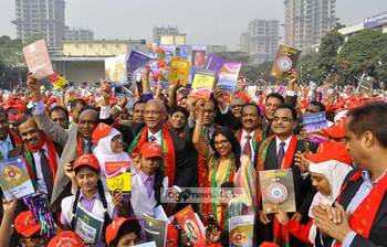 উৎসবমুখর পরিবেশে নতুন বই বিতরণ