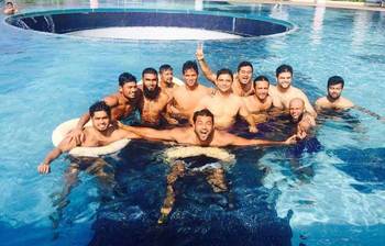 জয়ের পরে সুইমিং পুলে কুমিল্লা ভিক্টোরিয়ান্সরা