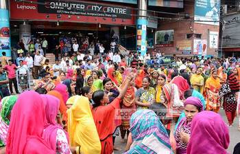 রাজধানীর এলিফ্যান্ট রোডে পোশাক শ্রমিকদের অবরোধ