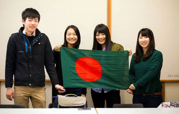 লাল-সবুজের প্রেমে মজেছেন বিদেশিরা