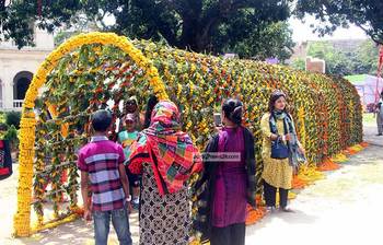 প্রশংসা কুড়িয়েছে  ফুল মেলা