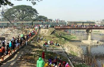 ইজতেমা শেষে ছুটছে মানুষ