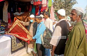 বিশ্ব ইজতেমায় জায়নামাজ ও তসবিহ বিক্রির ধুম