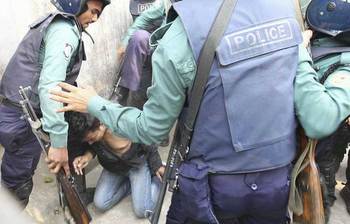 সাংবাদিকদের বেধড়ক পেটালো পুলিশ