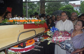 কেন্দ্রীয় শহীদ মিনারে অন্তিম শ্রদ্ধায় লাকী আখন্দ