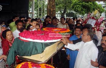 ফুলেল শ্রদ্ধায় সিক্ত লাকী আখন্দ