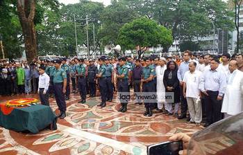 প্রয়াত লাকী আখন্দকে গার্ড অব অনার প্রদান