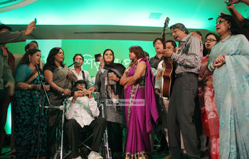 লাকী আখন্দের সহায়তায় শিল্পীর পাশে ফাউন্ডেশন