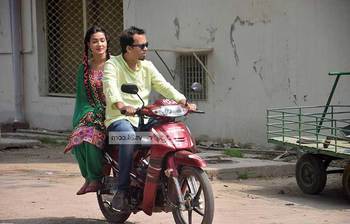 স্বামীর স্কুটিতে চড়ে  শুটিংয়ে মাহি