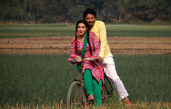 মেঠোপথে মাহি-সাইমন