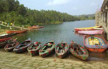 মহামায়া লেকে নৌভ্রমণ