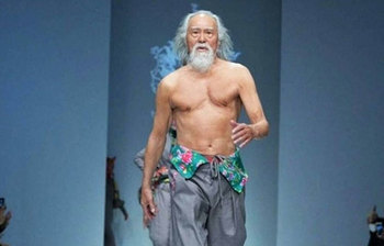 আশি বছরেও র‌্যাম্প মাতাচ্ছেন তিনি