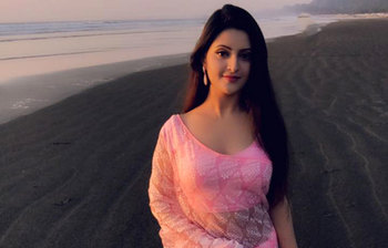 সমুদ্রসৈকতে পরীমনি