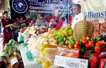থাই মেলায় কম দামে মজাদার ফল