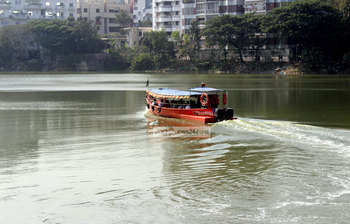 রাজধানীর বুকে চলছে ওয়াটার ট্যাক্সি