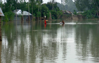 বন্যায় গাইবান্ধার মানুষের পানিবন্দি জীবন