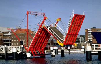 বিশ্বের যেসব ব্রিজ প্রয়োজনে সরানো যায়