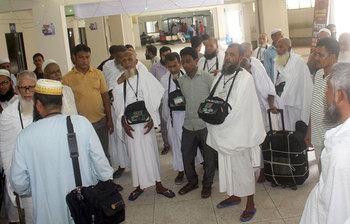 বিড়ম্বনায় হজযাত্রীরা