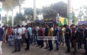 ঈদের টিকিট কাটতে কমলাপুরে দীর্ঘ লাইন