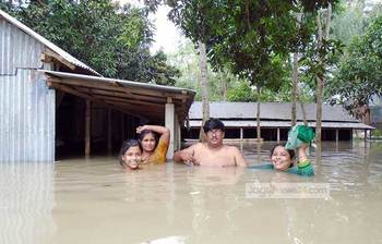 সিরাজগঞ্জে লাখ লাখ মানুষ পানিবন্দি