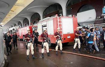 শাহজালালের অগ্নিকাণ্ডে আটকে পড়েছে যাত্রীরা