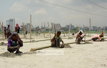 রাজধানীর আফতাব নগরে পশুর হাটের প্রস্তুতি