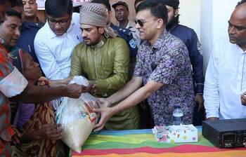 ত্রাণ বিতরণ করছেন অনন্ত জলিল