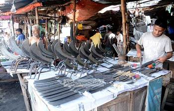 কোরবানি উপলক্ষে ছুরি-চাপাতি বিক্রির ব্যস্ততা