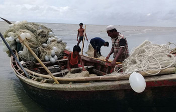 হতাশা নিয়ে জাল তুলছে খুঁটা জালের জেলেরা