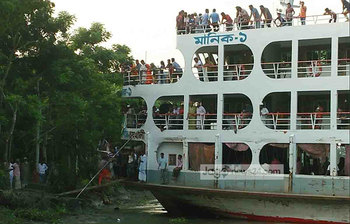 লঞ্চযোগে কর্মস্থলে ফেরা