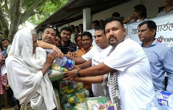 দিনাজপুরে জাগো নিউজের ত্রাণ বিতরণ