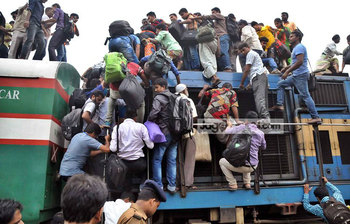 নাড়ির টানে বাড়ি ছুটছেন তারা