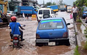 বৃষ্টির পানিতে ভাসছে রাজধানী