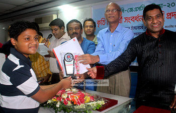 সংবাদকর্মীদের মেধাবী সন্তানরা সংবর্ধনা পেলো