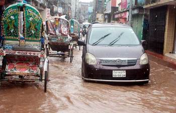 জলাবদ্ধ রাজধানীবাসীর দুর্ভোগ