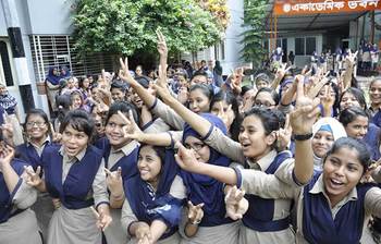 উল্লসিত দিনাজপুর হলিল্যান্ড কলেজের ছাত্রীরা