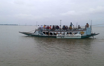 লংগন নদীতে নৌভ্রমণ