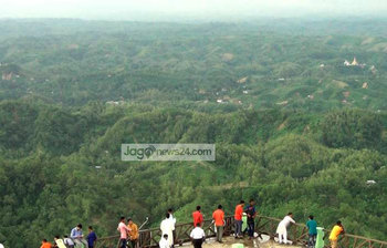পাহাড়ধসের কারণে পর্যটকদের ভিড় নেই বান্দরবানে