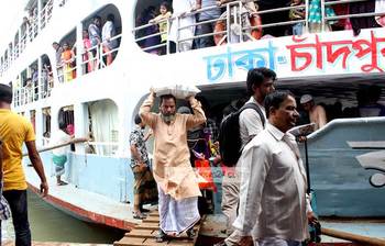 গ্রাম থেকে ফিরছে মানুষ