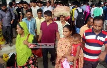 গ্রামের বাড়িতে ছুটছে মানুষ